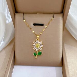 Exquisite And Stylish Sunflower Pendant Necklace